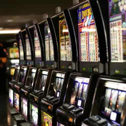 Vegas Downtown Slots - Fruit Machines & Word Games